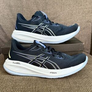 ASICS women’s 9.5  navy blue/light blue Gel-Cumulus 26
